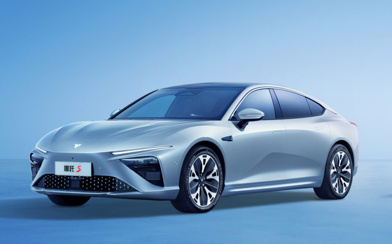 170kw EV इलेक्ट्रिक कार 4 सीट्स इलेक्ट्रिक स्पोर्ट्स कार 715km धीरज